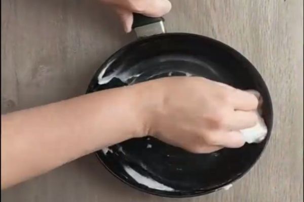 How to clean non stick pans